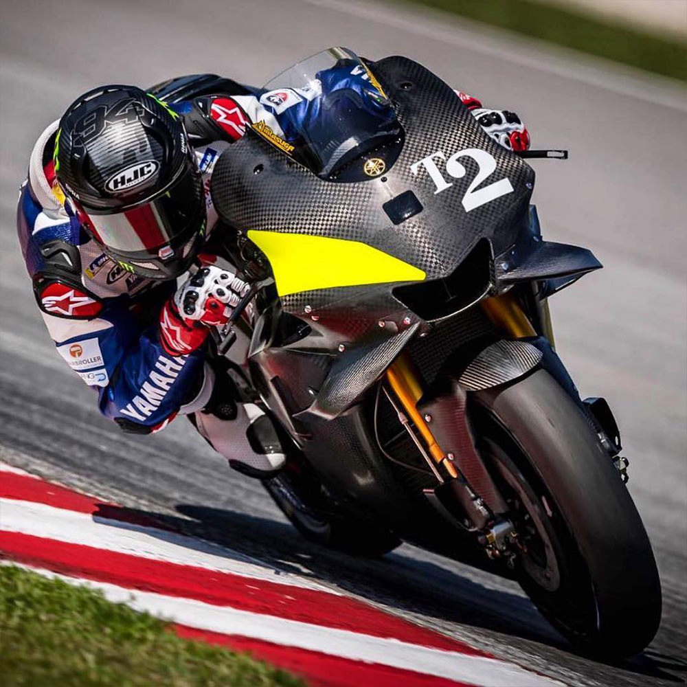 Jonas Folger durante uma corrida usando capacete HJC